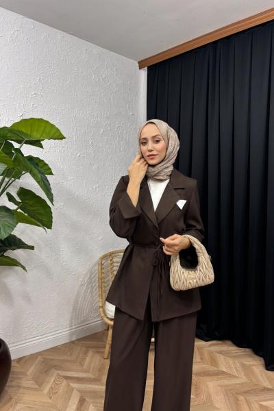 Selyne Yaka Detaylı Takım Kahverengi